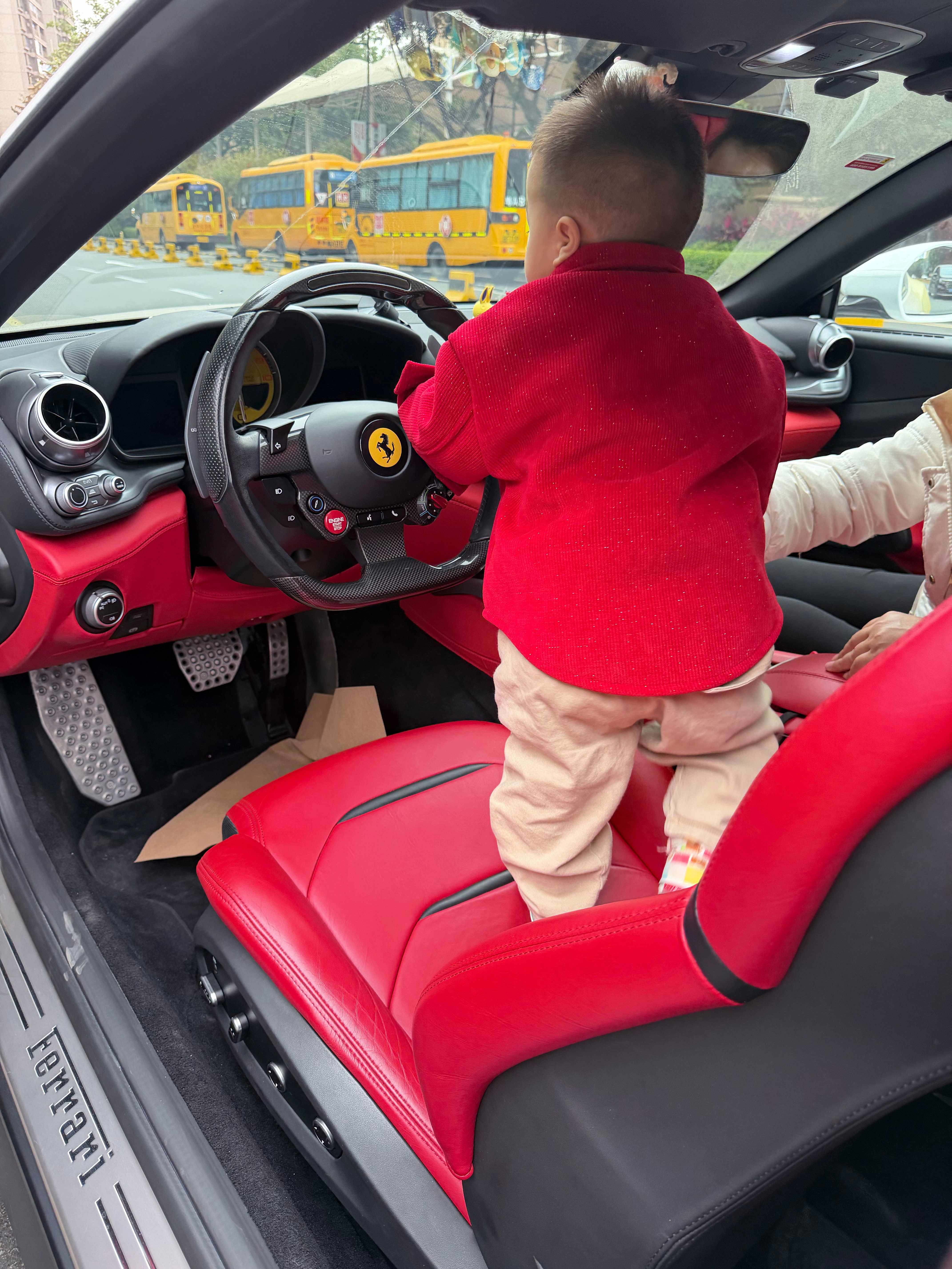 羡慕我儿子小小年纪开上法拉利