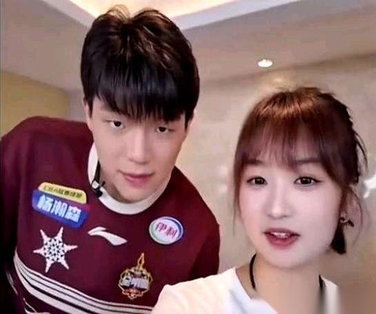 杨瀚森这小伙子，是有点东西的。赛前对着镜头，一脸谦虚：“我是来给老大哥们传球的