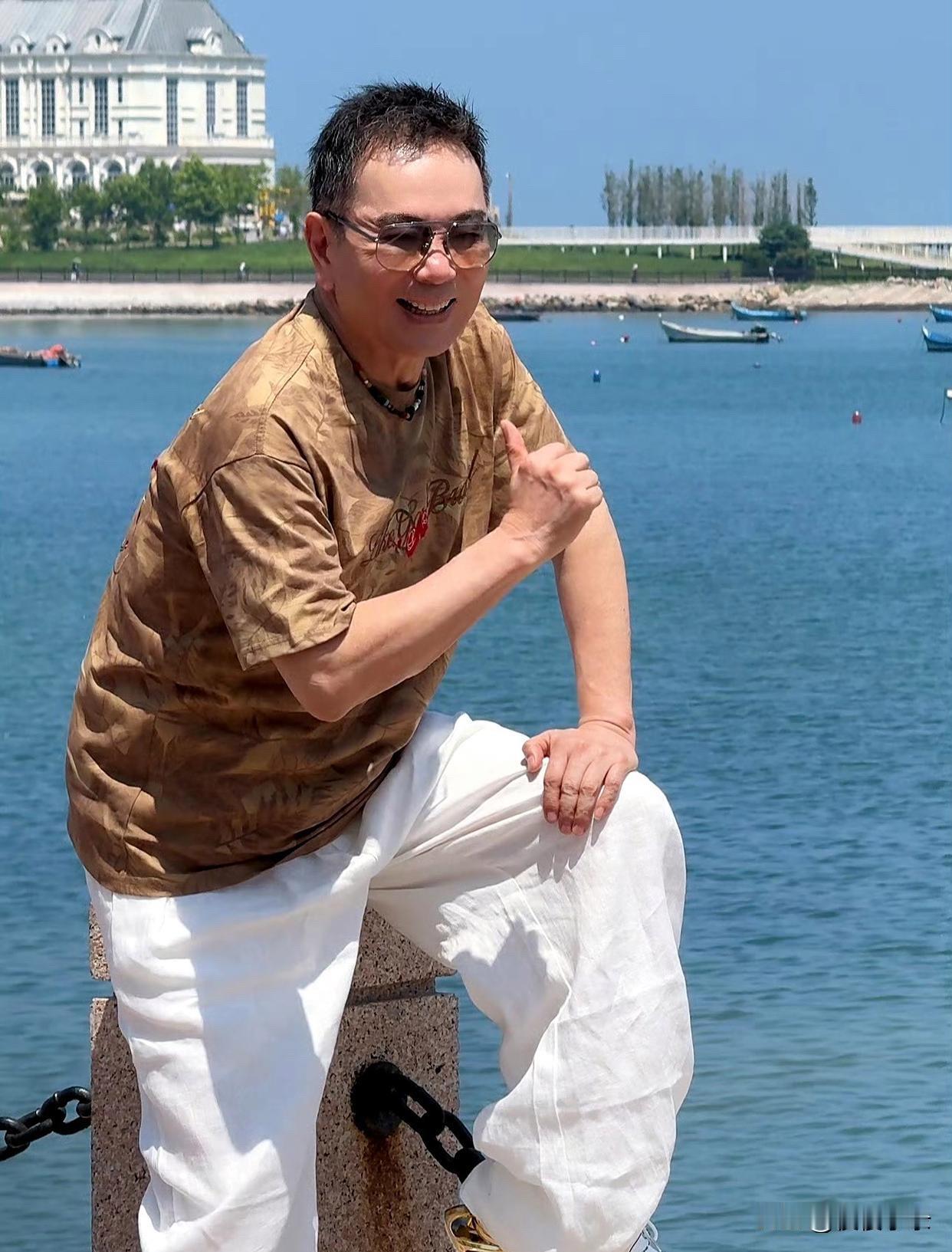 张晨光老师70岁了精神头十足，休闲穿搭帅气，演技一流真让人佩服！[墨镜][墨镜]