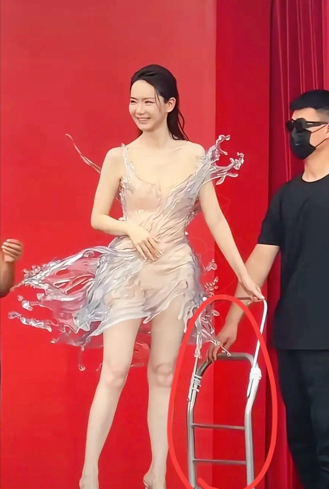 哪儿算穿衣服了？不穿也差不多！普通人穿薄纱都怕透，这位穿16公斤重裙子上红毯的，