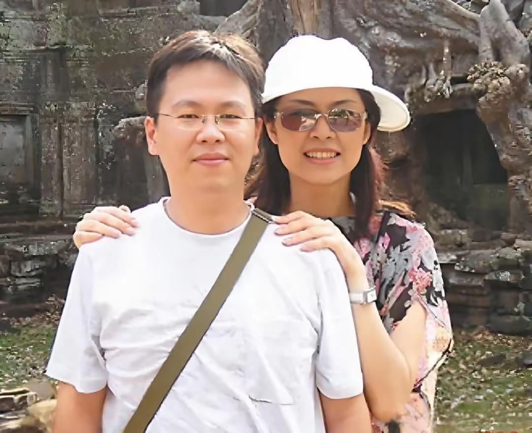 郑丽文与丈夫骆武昌的温馨生活照合影。夫妻俩是大学同学，骆武昌是大郑丽文一届的学长