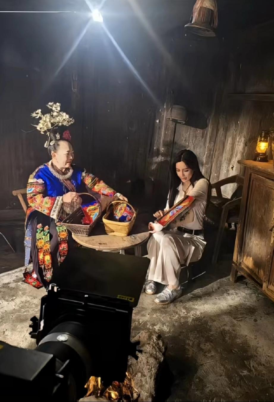 杨颖现身千户苗寨，到处都是尖叫声偶遇她的网友都非常激动，引来一个个羡慕的声音