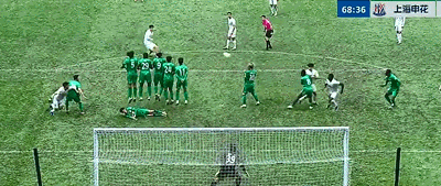 世界波！申花任意球炮轰破门，追平北京国安。比赛进行到下半场，第67分钟的时候，