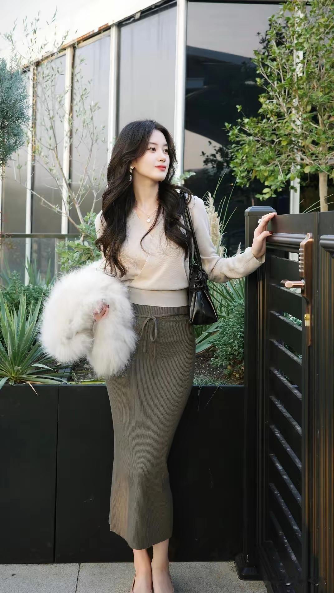 优雅气质穿搭，米色毛衣+灰绿色半身裙，手拿毛绒包，都市时尚感满满！👗👠💄漂