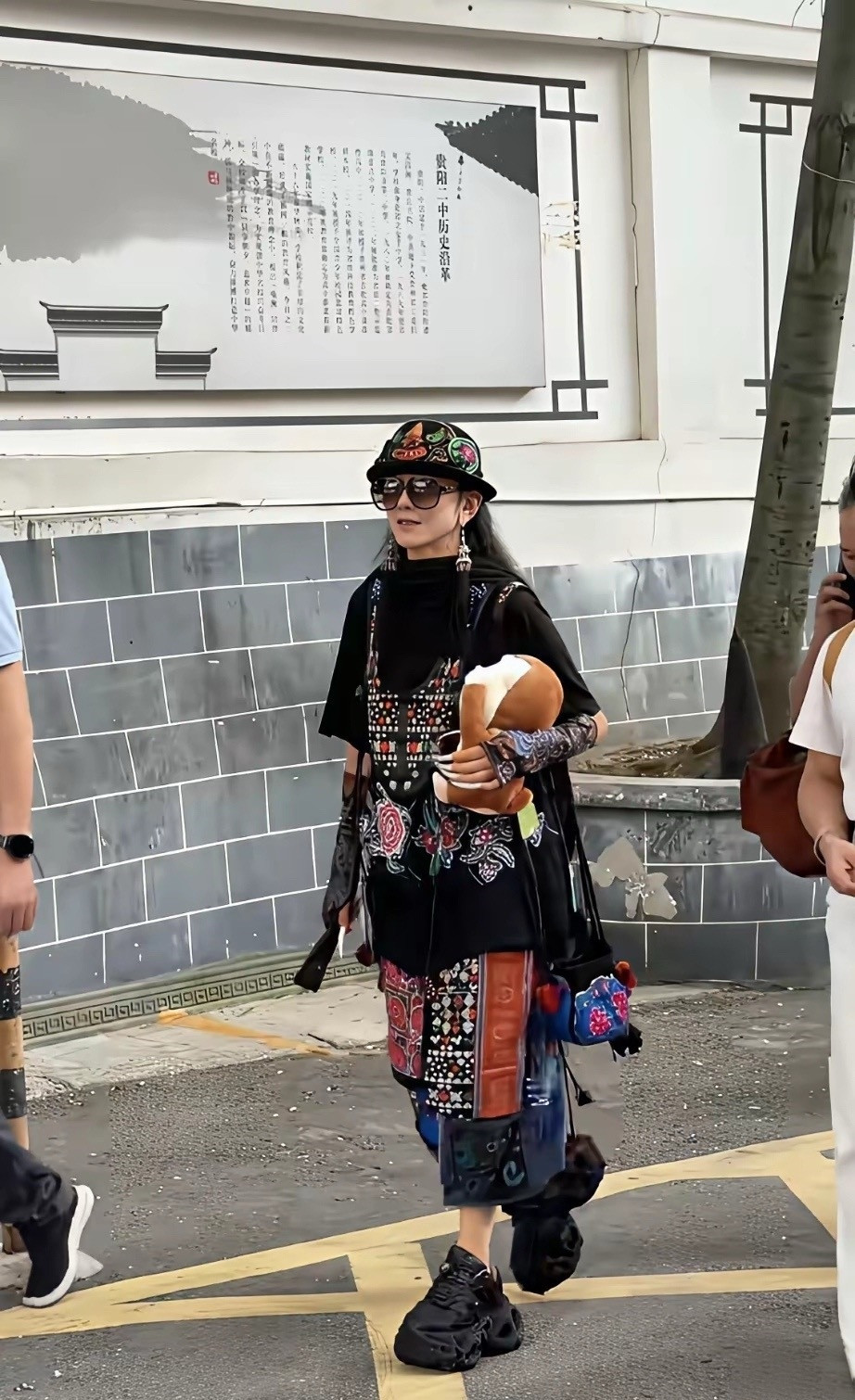 61岁“孔雀公主”杨丽萍现身贵州逛街，依旧留着长指甲，15cm厚底鞋十分有个性。