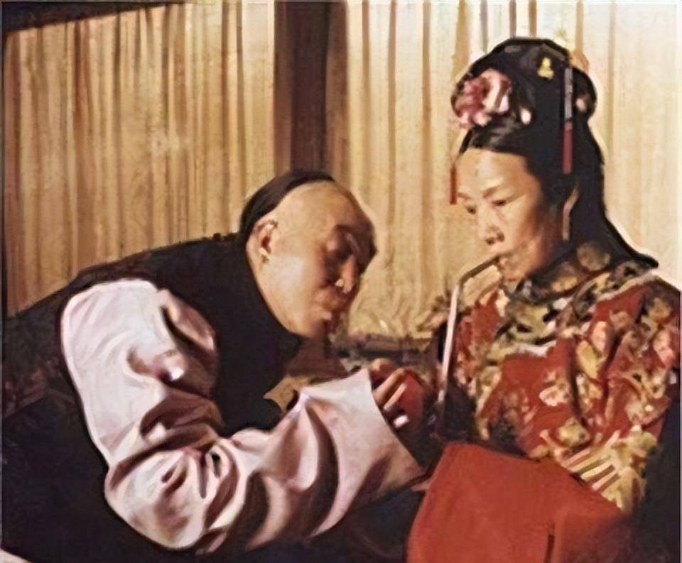 1906年冬，李莲英的母亲曹氏去世。悲痛万分的李莲英，在慈禧面前一把鼻涕一把泪，