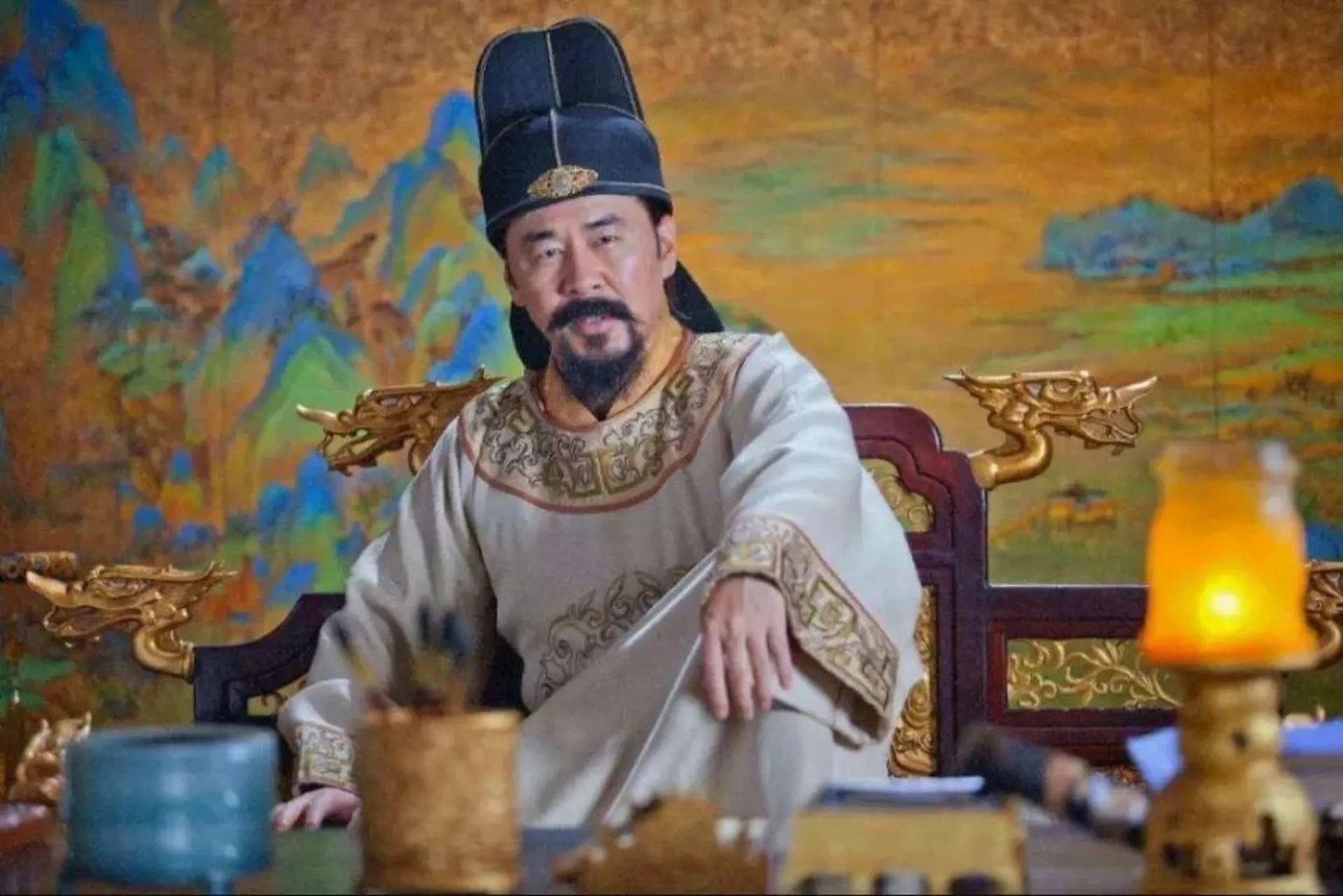 公元960年，赵匡胤称帝不久，酒宴上与文武大臣正开怀畅饮，李筠突然站起来，将后周