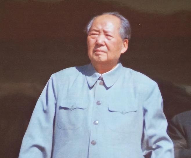 1941年，苏军屡战屡败，斯大林不得不六次向毛主席请求派兵援助，然而每次都遭到毛