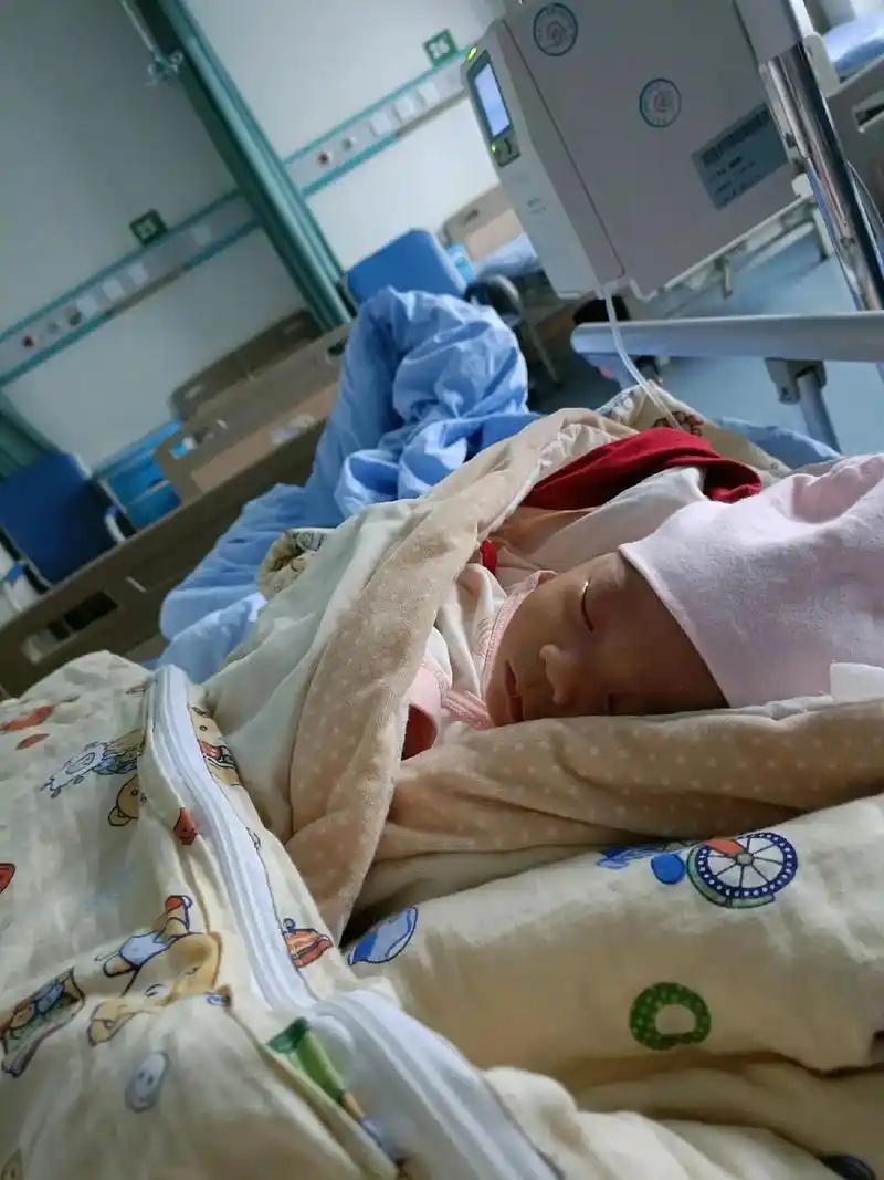 27天大的男婴在合肥妇幼保健院治疗黄疸期间离奇死亡，监控揭示医护人员严重失职2