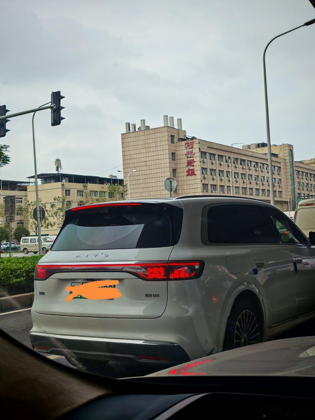 同样的尾灯为啥就问界M8M9玩的花样看起来那么舒服呢？？？其他的就是个灯，而