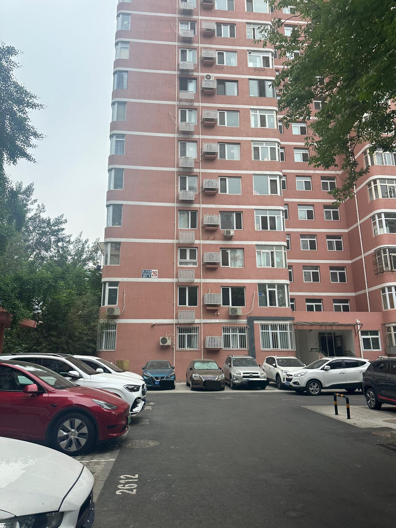 今天一早抽空去看了套房子。首师大宿舍楼，位置满足我的要求。小区有点杂乱，改造