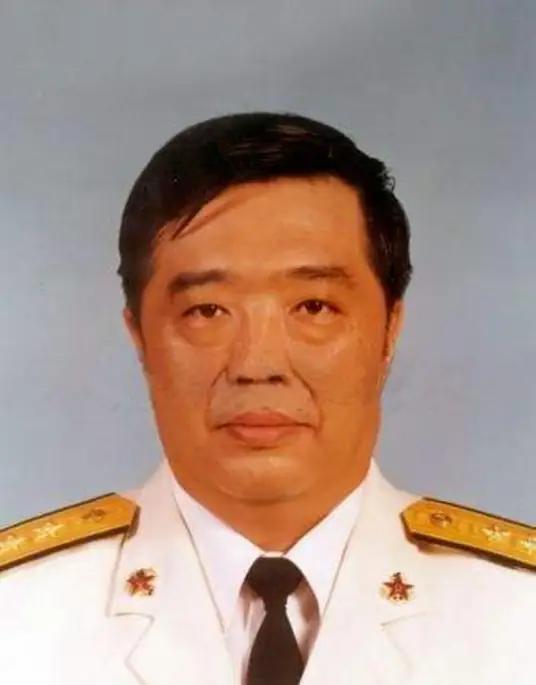 1998年香港，贺龙之子贺鹏飞，看四下没人，闪身冲进一间商人办公室，凑到那人耳边