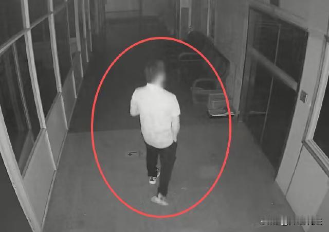 宁波鄞州区，一男子离职后去开网约车，到了晚上开妻子的车回到公司，他开始对公司的财