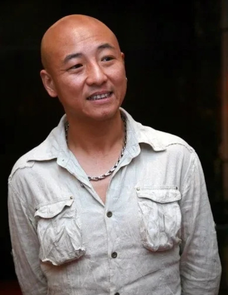 2013年，吴京筹拍《战狼》时，给发小周晓鸥打电话说：“兄弟，找你拍部电影，戏份