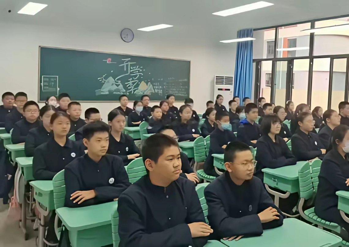 儿子学校的校服，长大后不怕没有出息了。