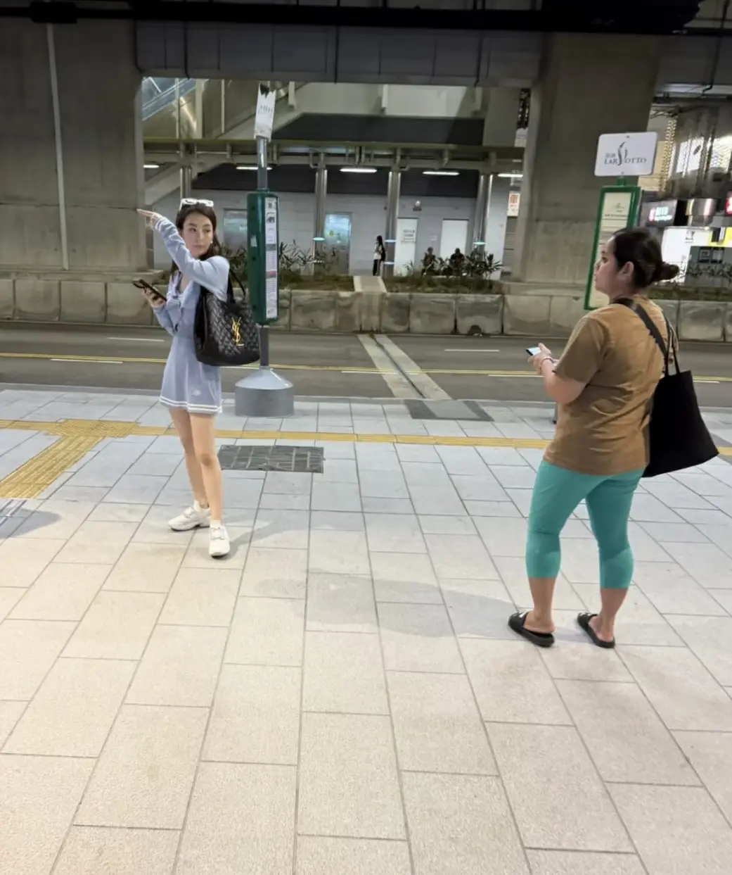 方媛带女儿逛街被偶遇。方媛带女儿香港逛街，身边还有菲佣陪伴，方媛一身学...