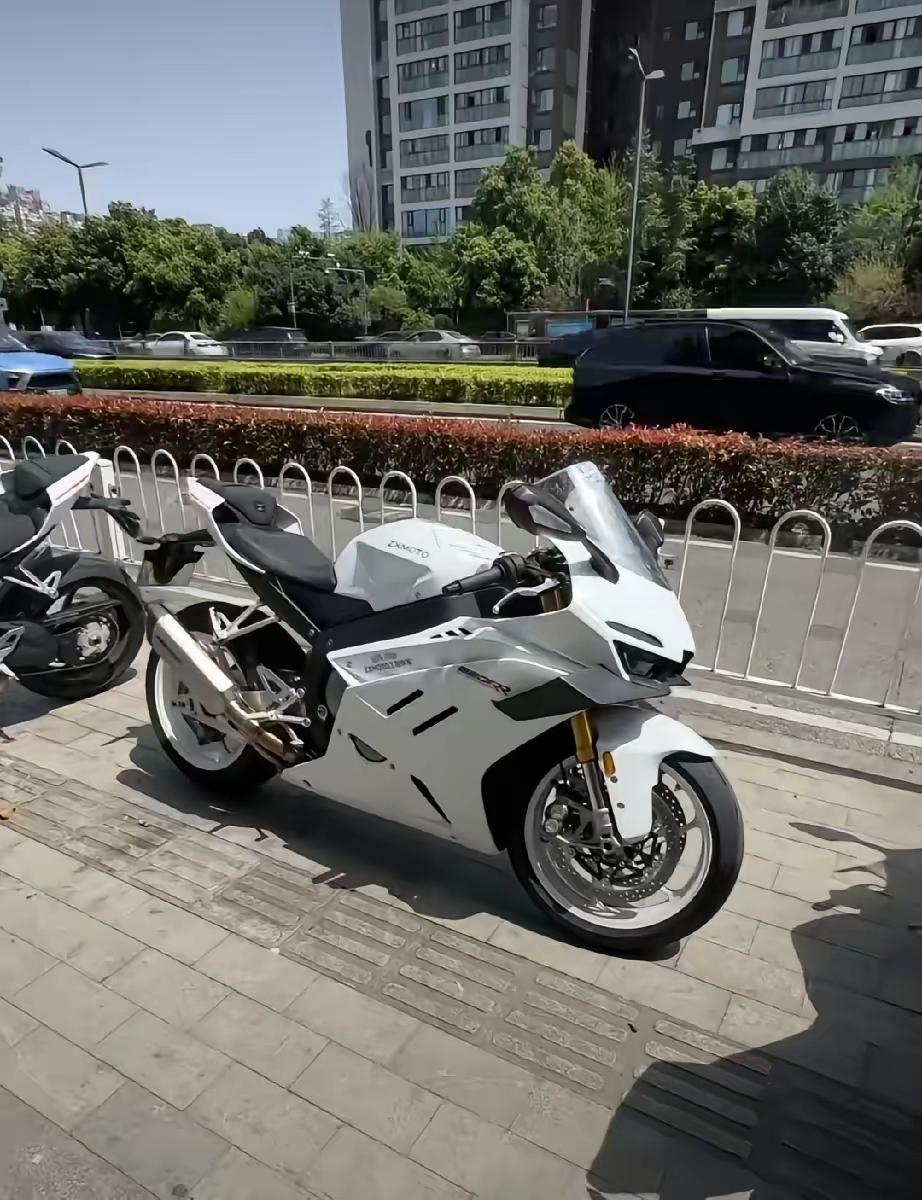 侄子想买摩托车，父母死活不同意。这事儿不稀奇。稀奇的是，这款四万多的张雪机车，厂