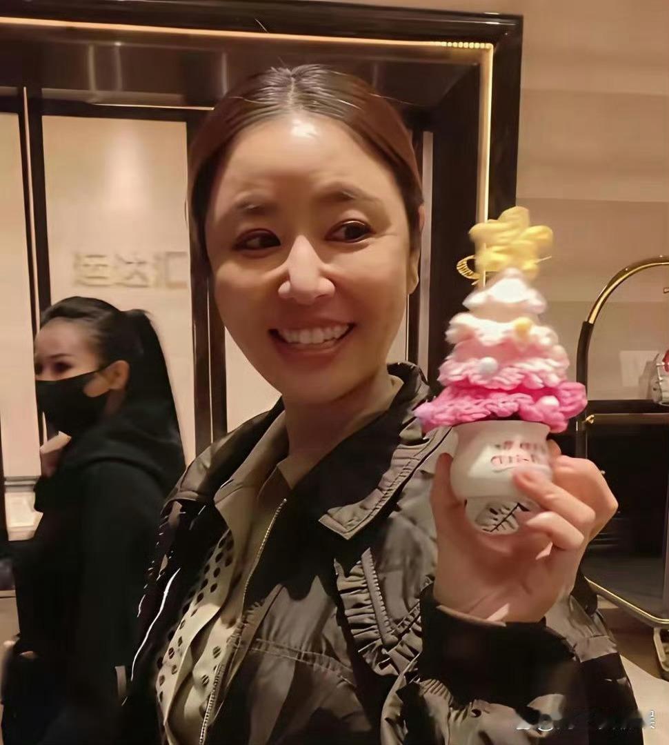 路人偶遇下班的林心如，素颜松弛感完全看不出实际年龄​​​