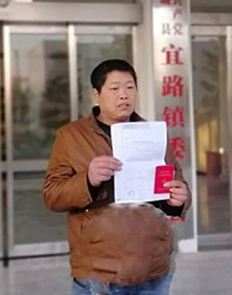退伍兵仵瑞华在河南郸城街头修了二十多年水电。47岁那年他溜达到镇政府，无意中瞅见