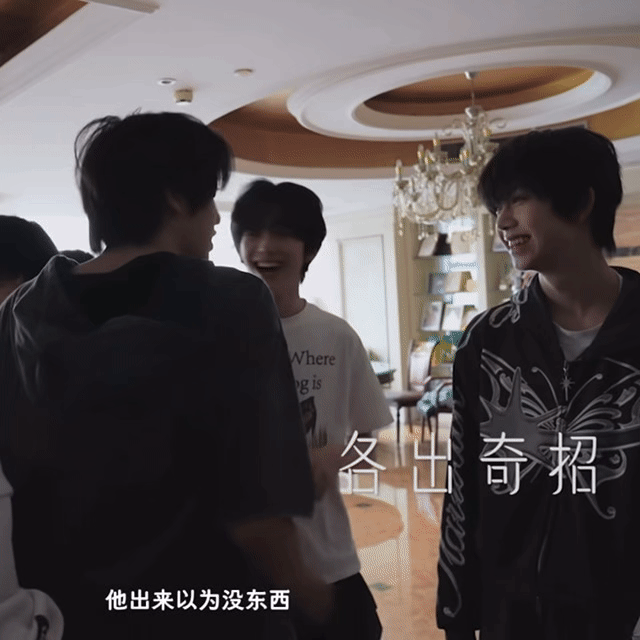 他就嘟着嘴巴用那种眼神看着他老公，也不讲话