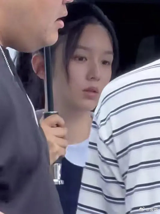 周也这马尾感觉扎得好紧啊看得我头皮都疼了