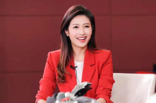 2017年，央视知名主持人刚强正式向春妮求婚，两人同为荧幕上沉稳大气的实力派主