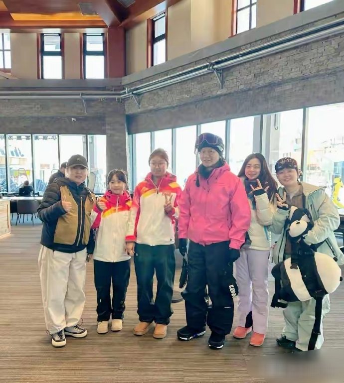 47岁李晨现身长白山滑雪，他穿着粉红色滑雪服，个子挺矮的。​​​