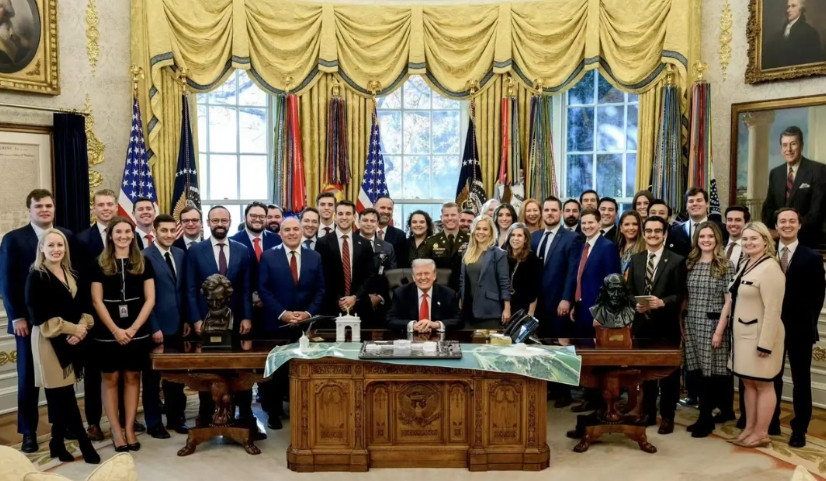 白宫已经基本看不到黑人，全是金发碧眼！特朗普对白人金发形象的偏爱体现在其团队