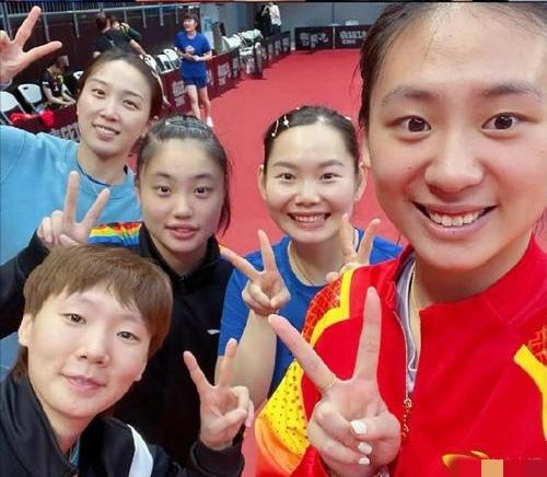 5位女排球员比耶同框：陈熠明眸灿亮，王曼昱金发利落，何卓佳素齿如贝，最后那位细眉