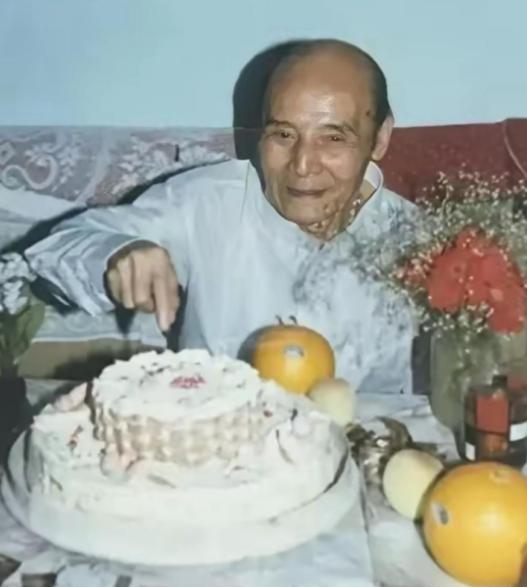 1954年秋天，上海市公安局情报主任胡均鹤接到去北京开会的通知，刚进公安部大门，