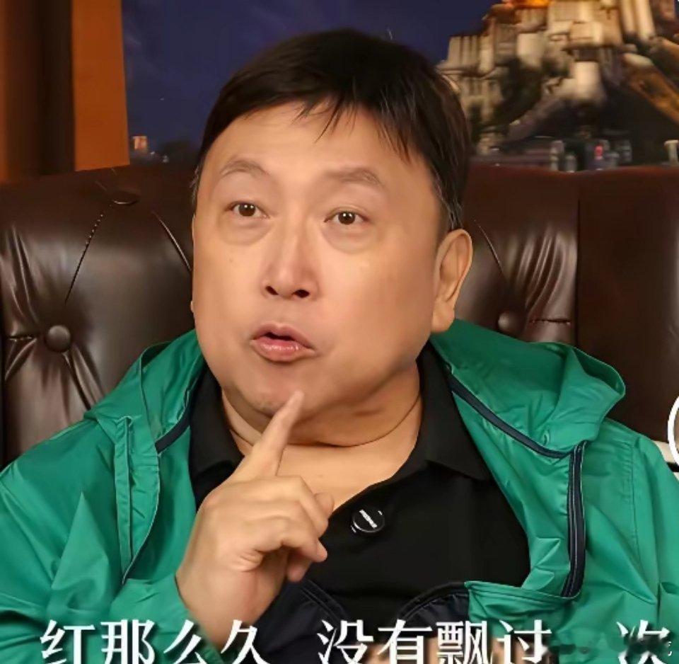 王晶:谭咏麟是唯～一那么年轻就红了，红那么久，没有飘过一次，他从来不飘，另外几个都飘过，就是张学友那
