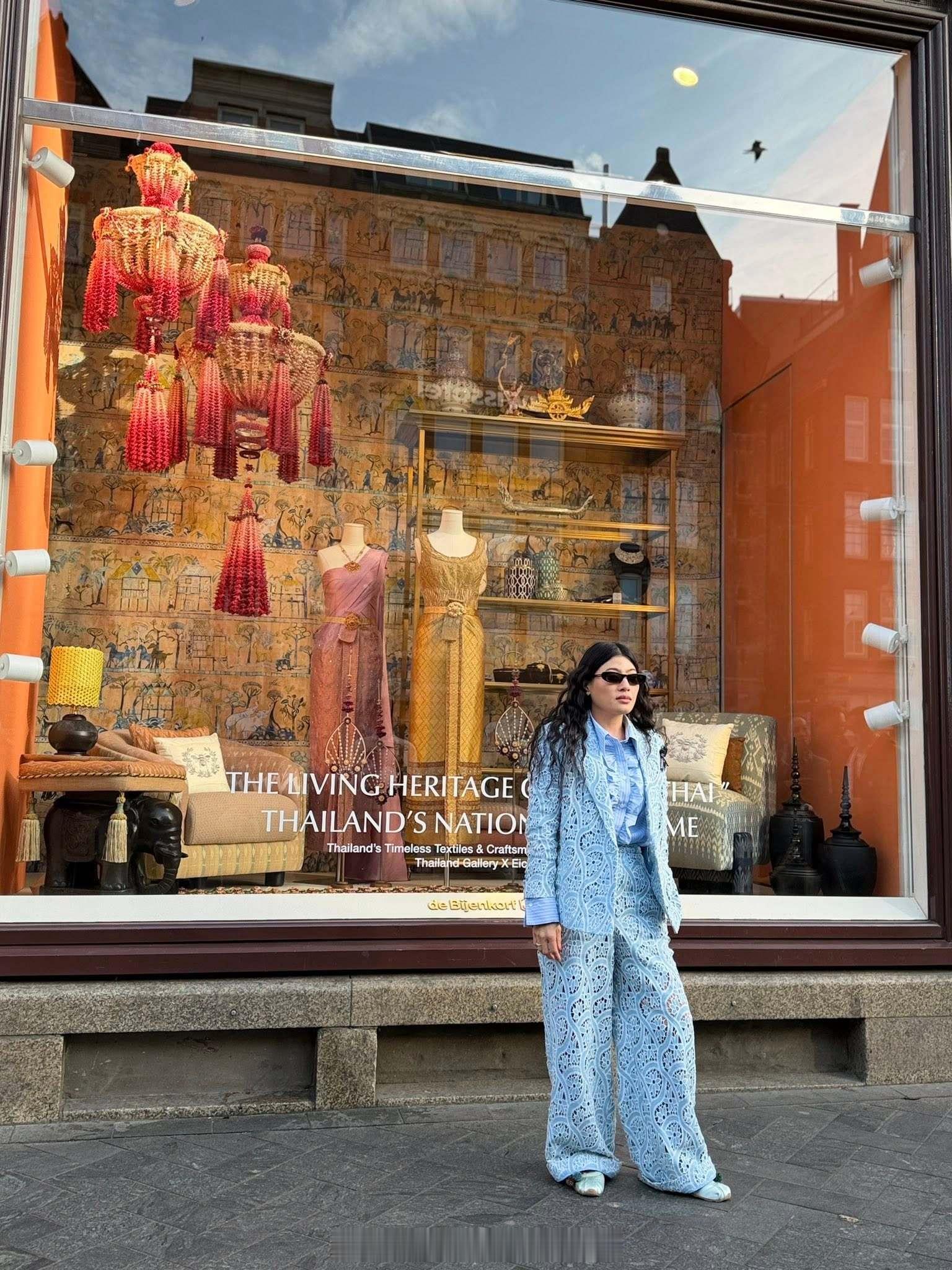 王室王室泰国王室镇宅镇宅在百货公司窗口的摆拍，背后的橱窗里是她这次带去荷兰的泰