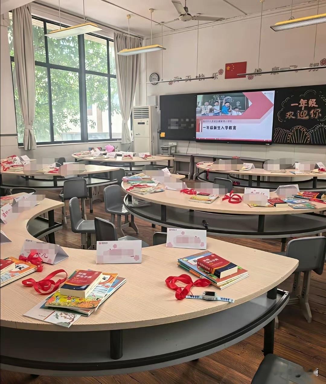 重庆某小学的一年级教室（图一），这里没有传统讲台，全部是弧形圆桌课桌。课桌上摆好