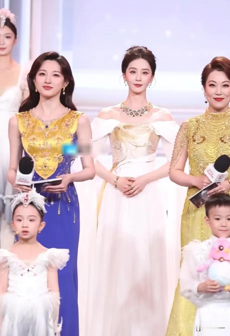 当32岁马凡舒遇上39岁圈内公认大美人刘诗诗，才明白央妈审美有多牛[爱心]“国泰