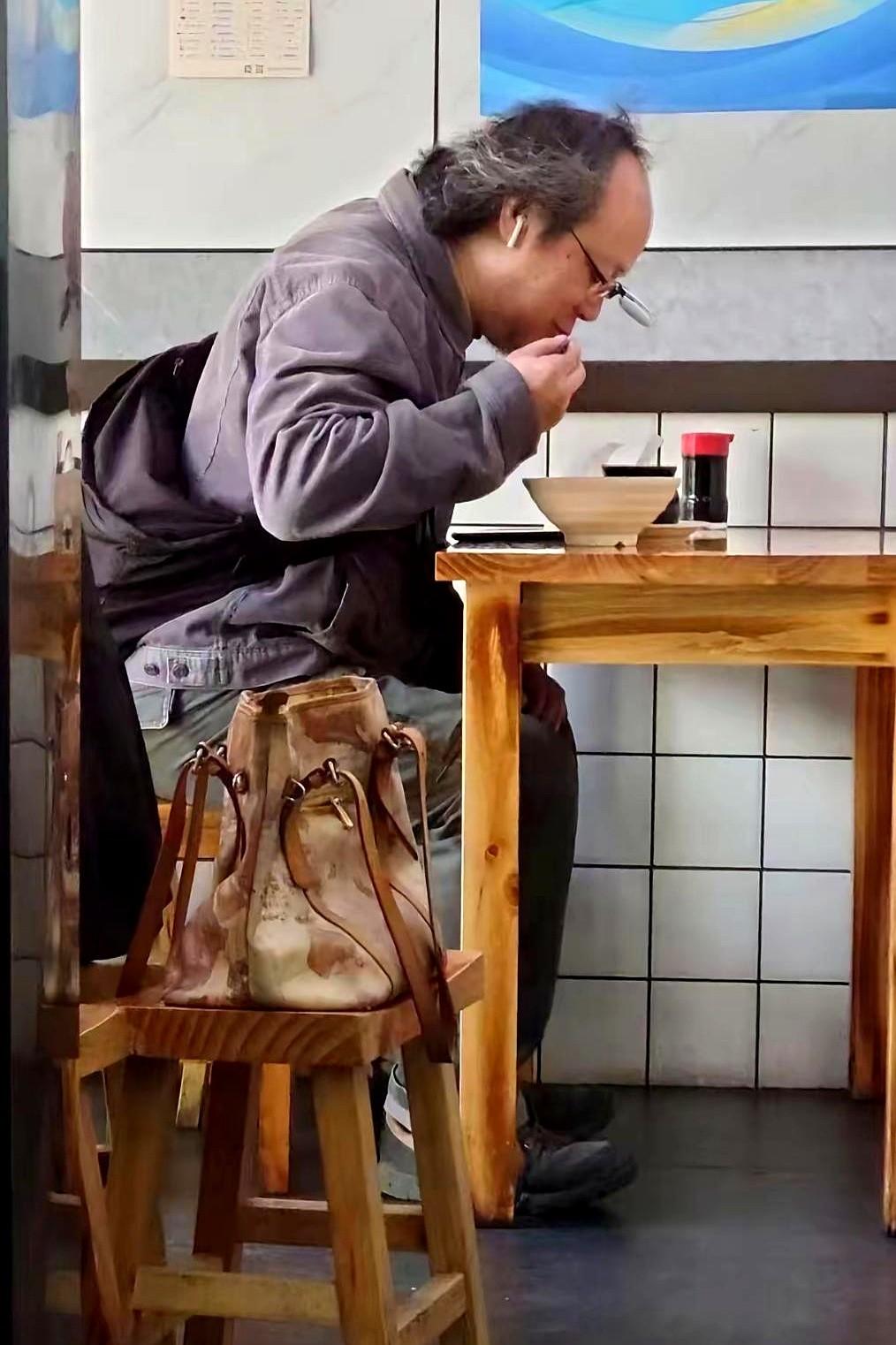 网传窦靖童曾说：我不担心我妈，她钱多得花不完。窦靖童这边陪着奶奶拍手唱歌，那边