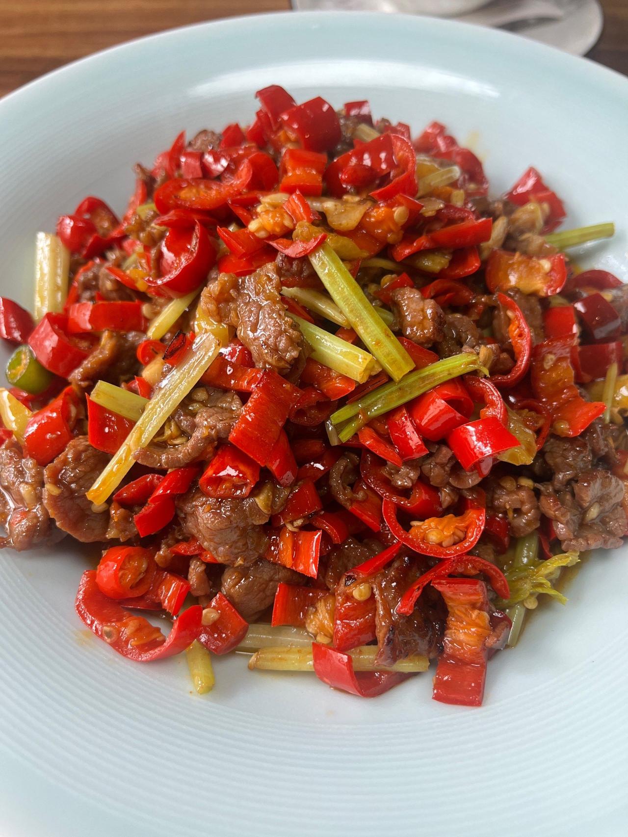 明天喝酒想吃的10个下酒菜1酱焖鲫鱼2小炒黄牛肉3酥皮大虾4捞拌什锦