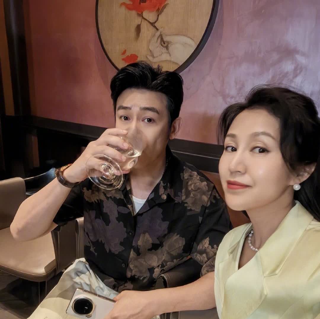 陆毅8月2日微博更新：生日标配一顿美食[爱心]我拍拍你，你拍拍我[墨镜]