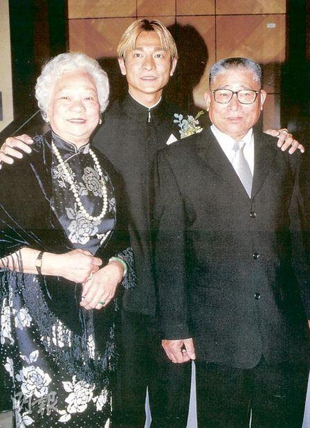 刘德华与家人在一起，他旺家人，看他父母一脸福气就知道了。