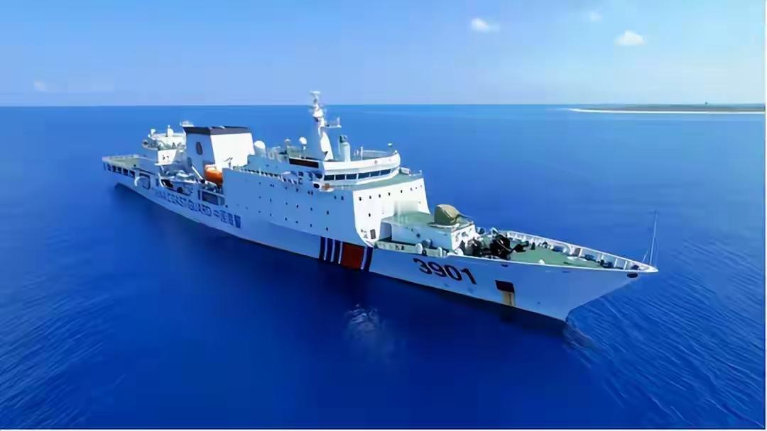 南海局势复杂，菲律宾常往仁爱礁旧军舰送补给，中国万吨级海警船虽威慑力足，但在近海