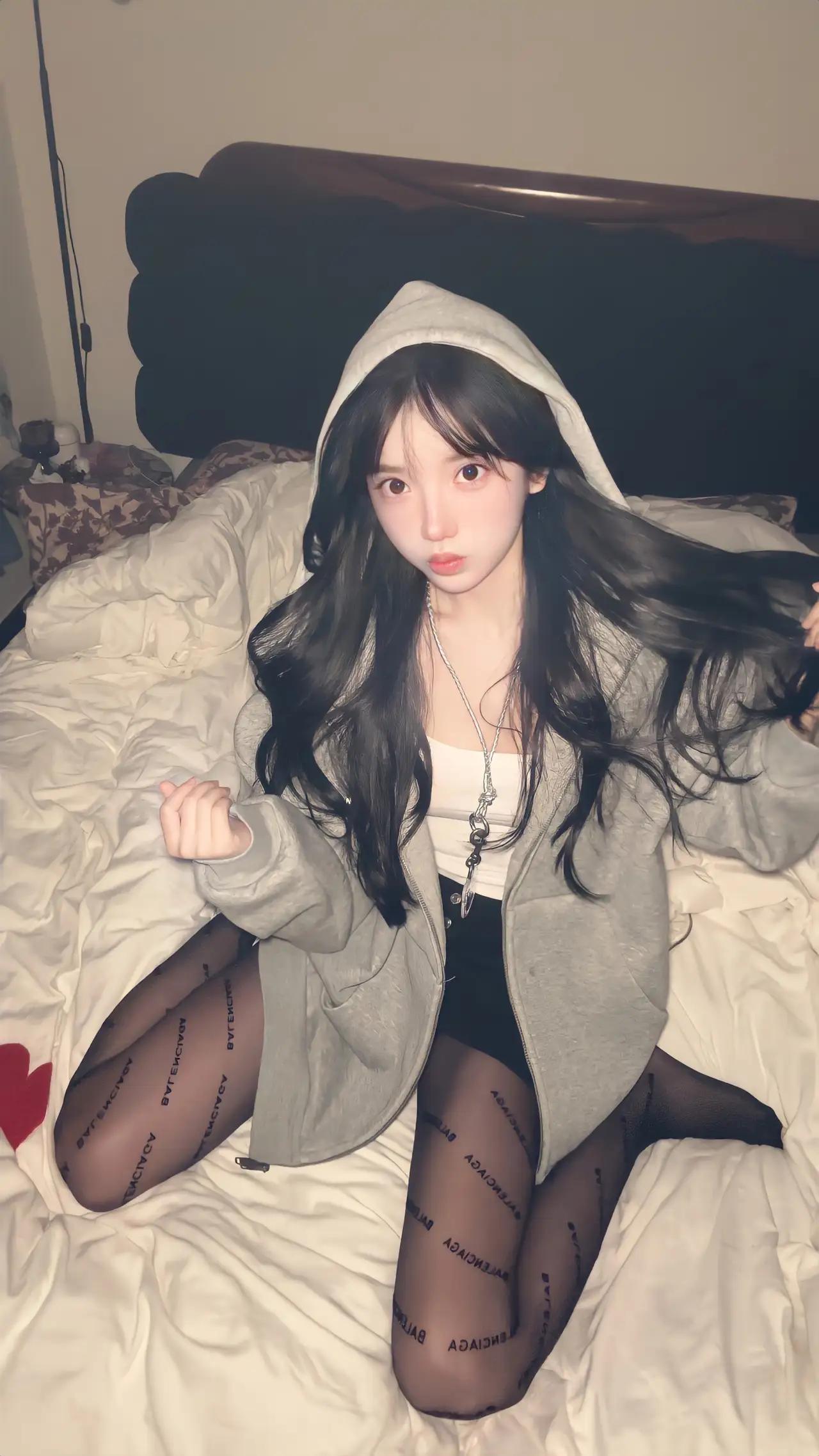 慵懒纯欲风-上装：白色吊带打底+浅灰色开衫，宽松的开衫营造出随性的氛