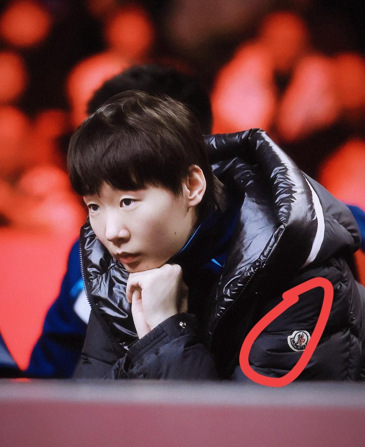 那不是让赛。是精密手术。聚光灯打在王曼昱脸上时，全网在猜“她是不是怕了”。