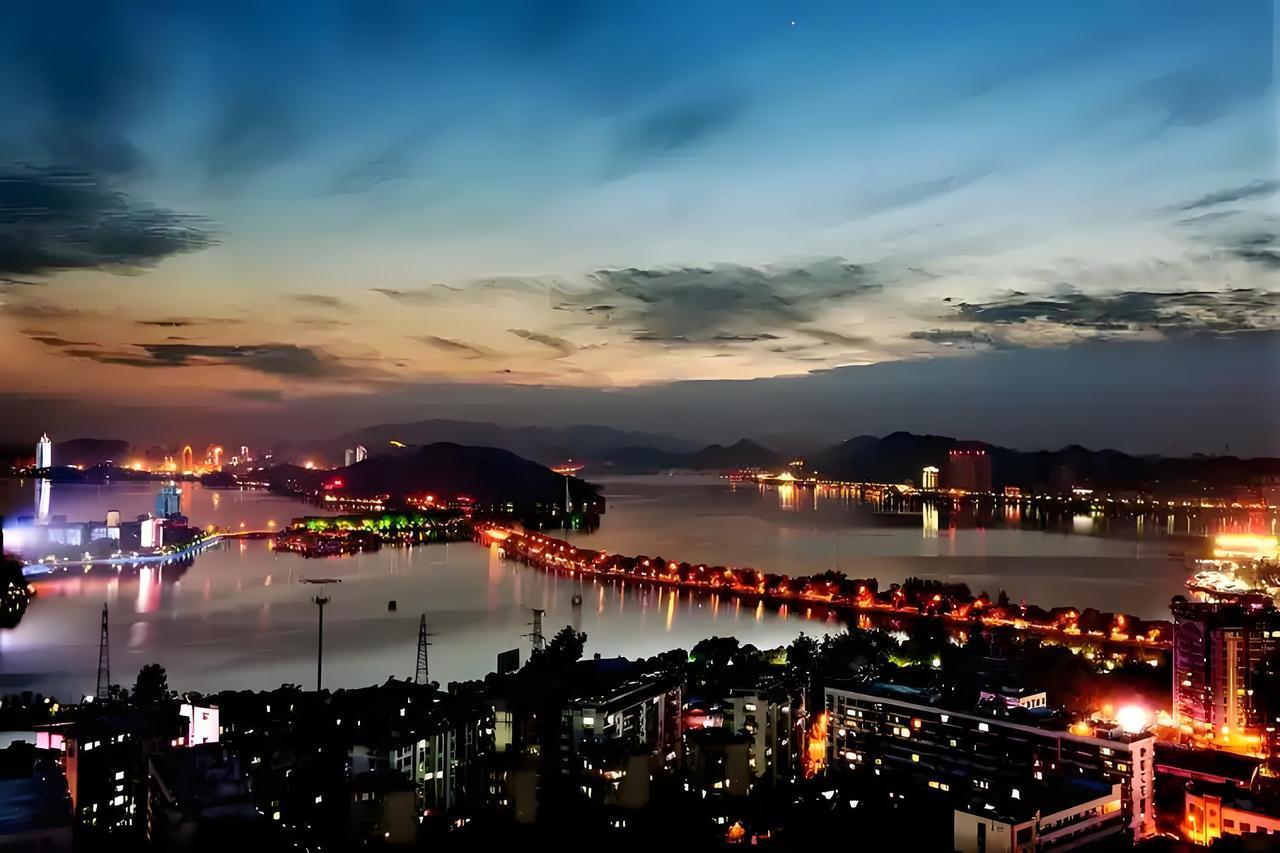 黄石未来的中心会是黄金山吗？这还真不好说。从地理上看，黄金山是黄石、大冶、阳新的