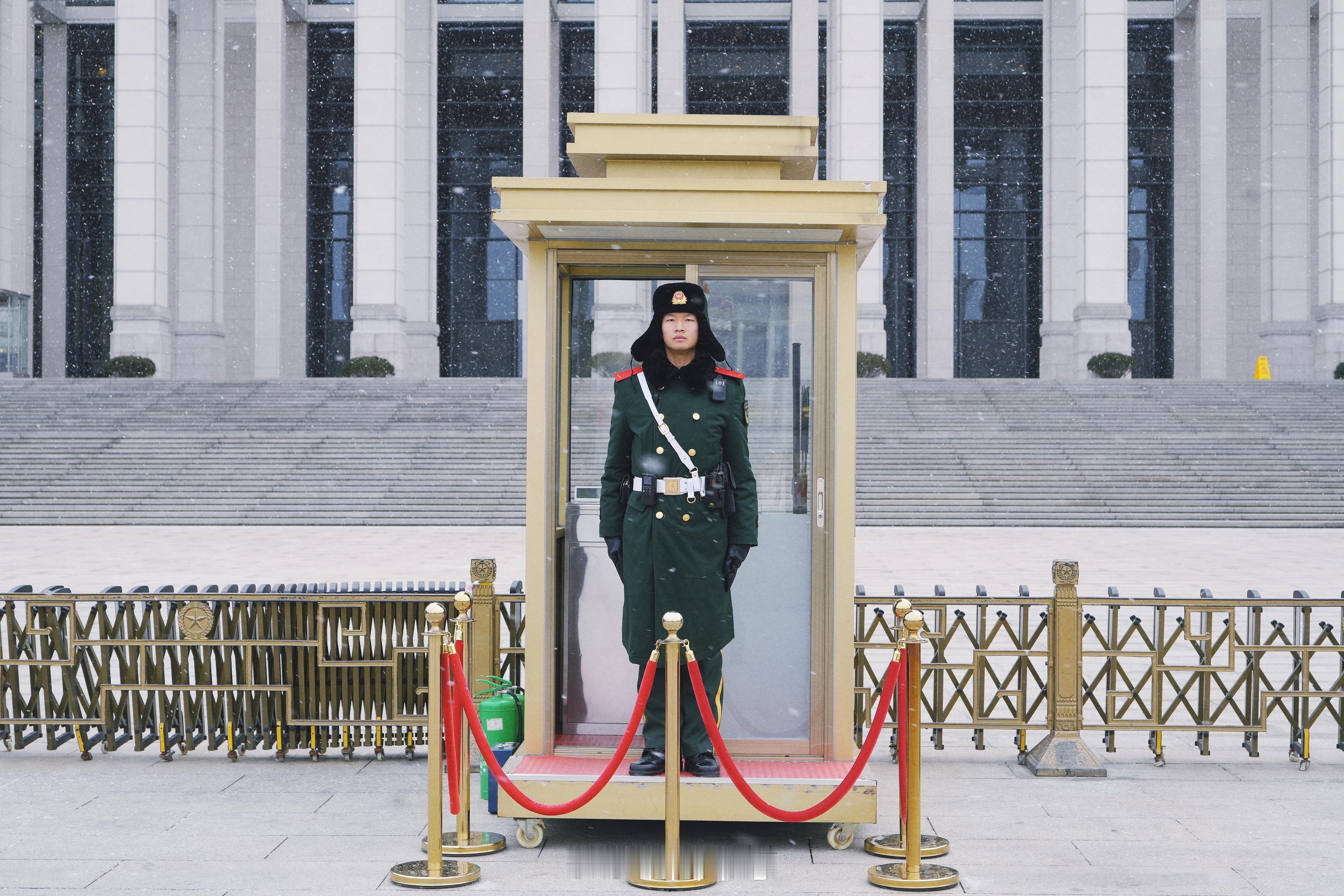 军号小夜灯今天，北京迎来了2026年的第一场雪，武警北京总队执勤第一支队的哨兵在