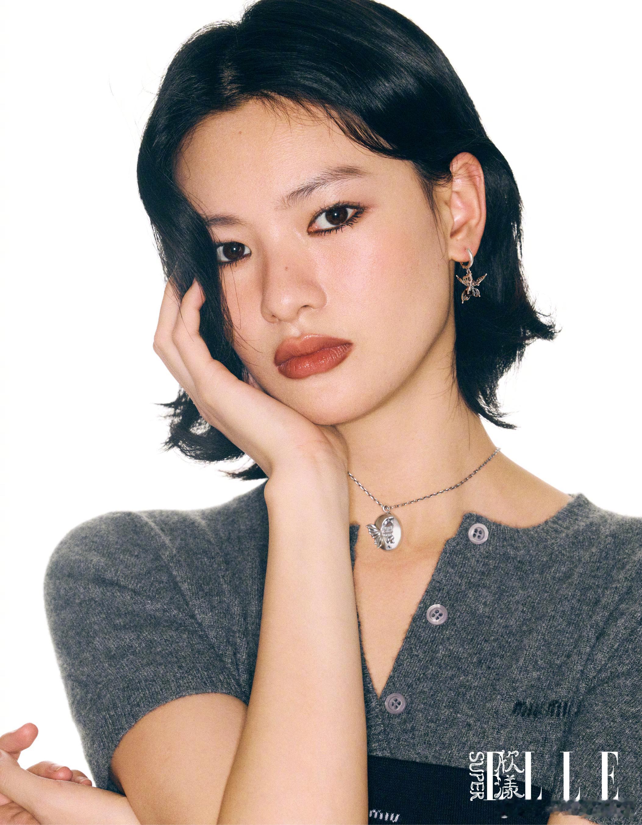 邱天新造型惊艳四座！复古大卷波浪搭配高饱和妆容，独特的时尚感让她宛如海报里的复古