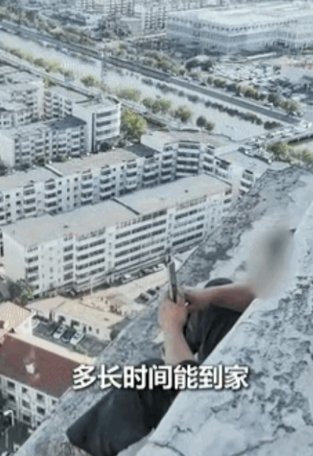 “这就是妈妈在男人心中的含金量！”根据人民日报6月9日报道，一男子悬坐31楼，下