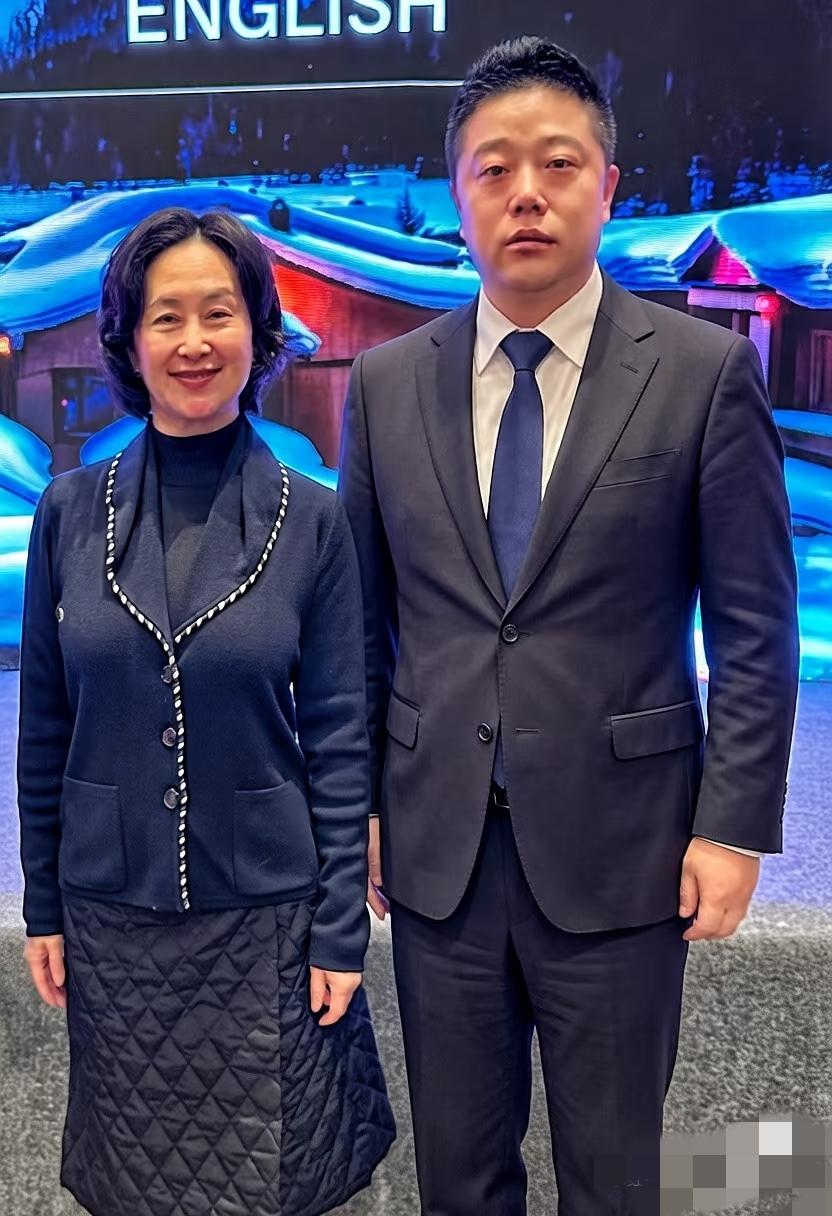 何超琼在澳门美高梅酒店与一老板合影，她好像有白头发了，穿着奶奶装，衣服的款式很好