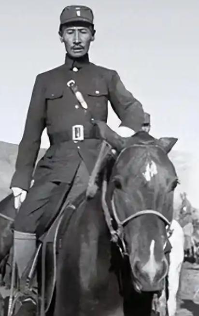 1932年，马占山宣布向日本投降，顿时国内上下骂声一片，然而在受降仪式上，马占山