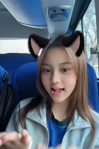 甜馨说自己不出道！自从贾乃亮和李小璐离婚后，甜馨就一直跟着李小璐生活，李小璐
