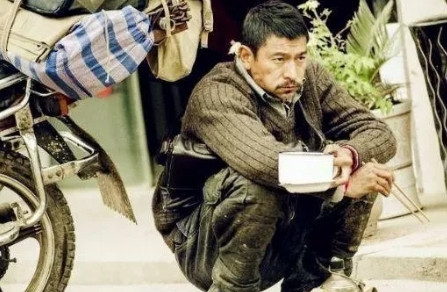 有一次，刘德华在拍戏时，正好到饭点了，他端着一盒饭和群演们一起蹲在地上吃。突然，