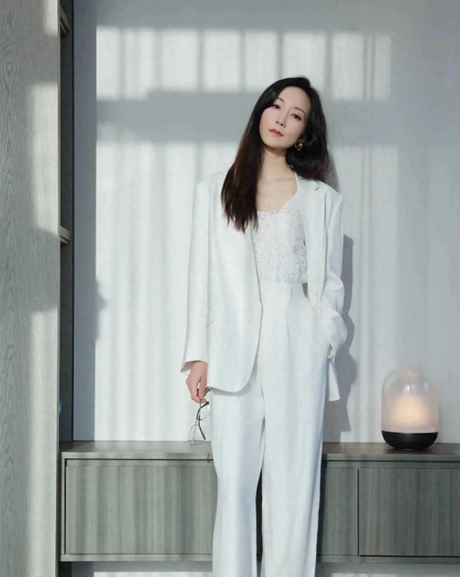 韩雪身穿一身白色西装款套装真干练大方凸显迷人好气质